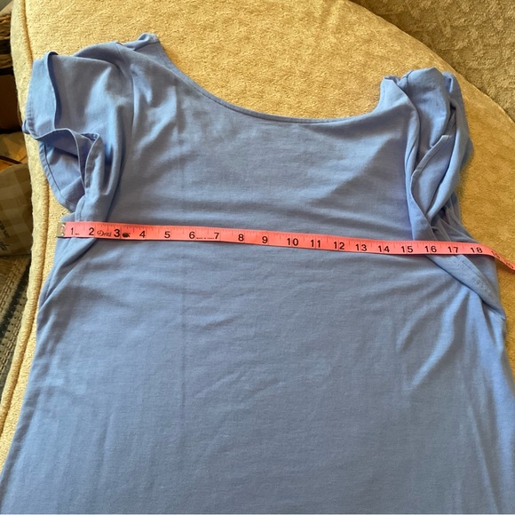 Lilly Pulitzer Flutter Sleeve Tee with Deep Vneck Large - Picture 4 of 5
